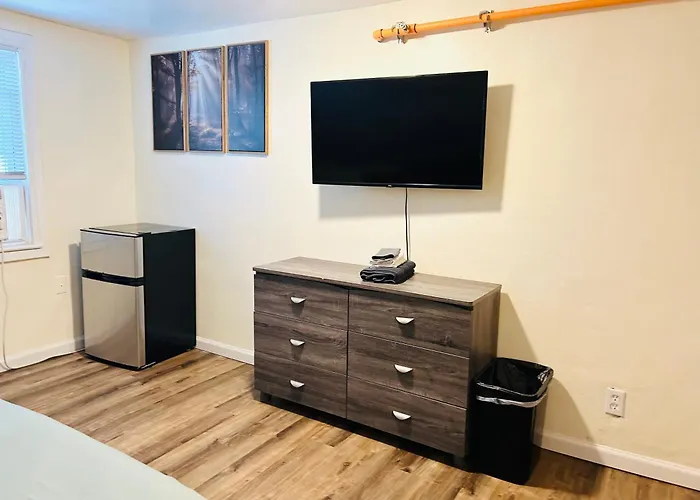 Rooms On East Side Near Whole Foods, Brown, Miriam, Downtown, Etc