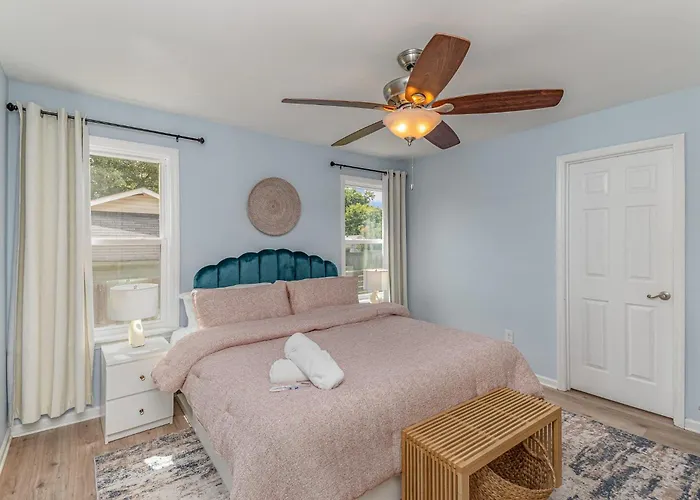 Relaxing Belmont Escape, 4Br, Pet Friendly