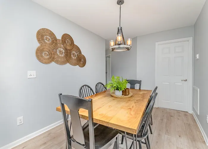 Relaxing Belmont Escape, 4Br, Pet Friendly