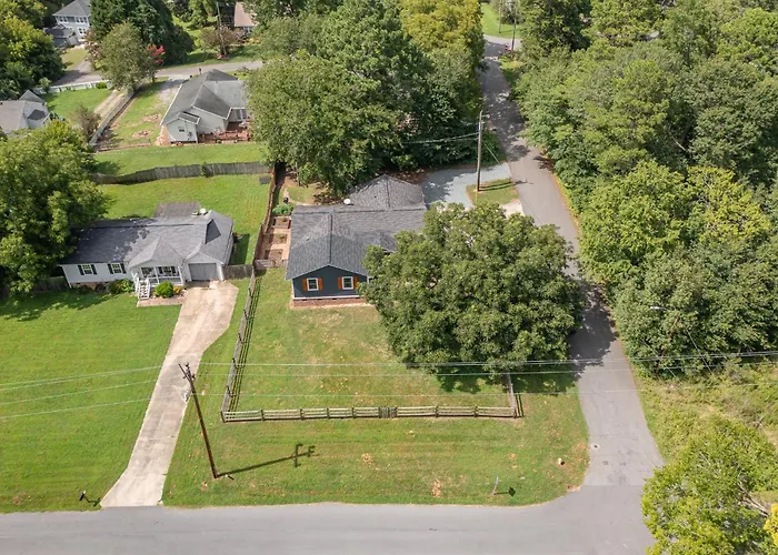 Relaxing Belmont Escape, 4Br, Pet Friendly