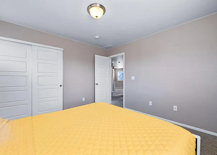 Stylish 4-Bedroom House - Denver Spruce - Sleeps 10 - Near Denver Airpot - Parking & Garden -