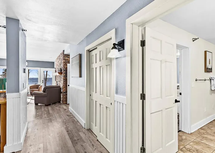 Whispering Pines Lake Views 1Br King Suite