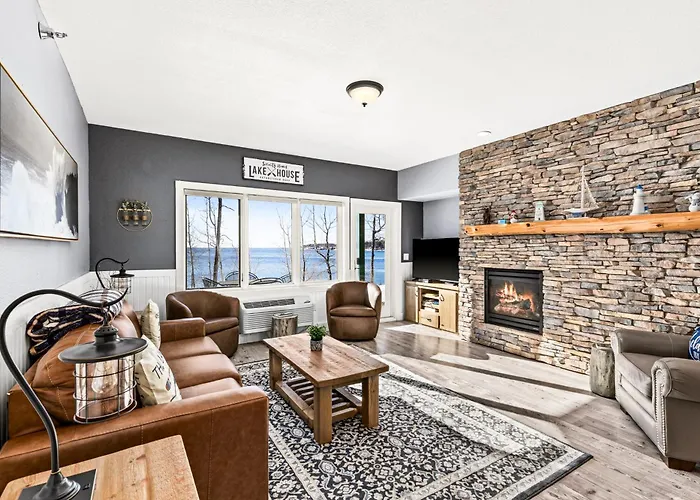 Whispering Pines Lake Views 1Br King Suite