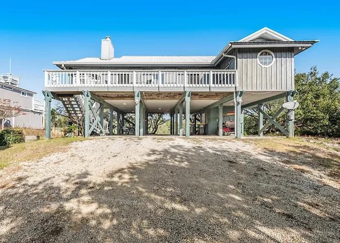 Newly Renovated Bright & Chic Home With Private Deck Grill & Near The Beach