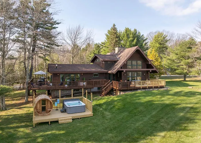 Velvet Timber Haus | Hottub, Sauna, Firepit, Games