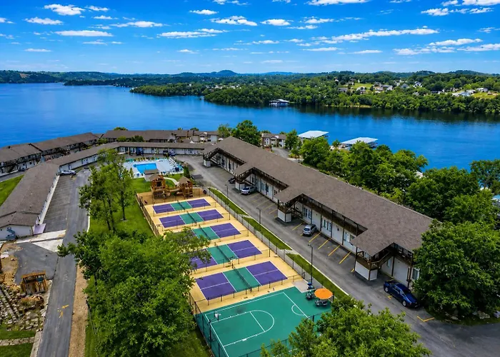 Splash And Stay At Kimberling Crossing