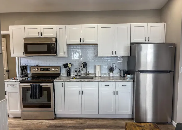 Lakeside Lodge- Newly Renovated Cabin On Black Lake