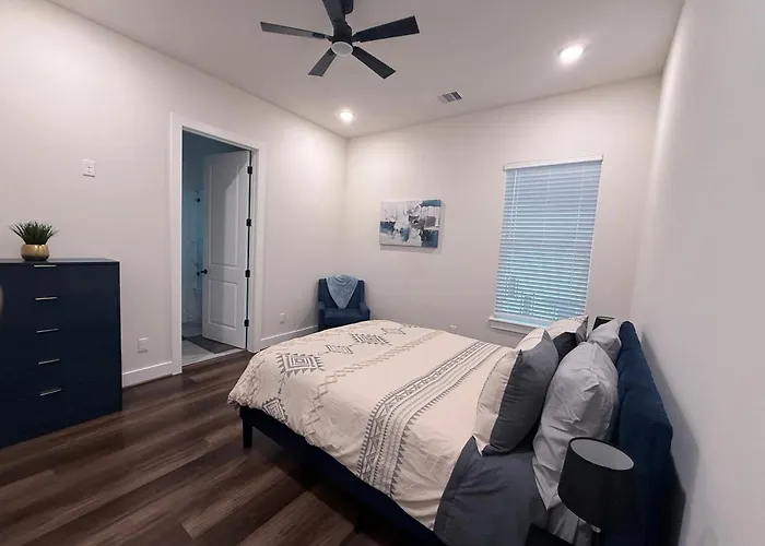 3 Bedroom 3 Ba, Lakeside Townhouse Mins To Kemah & Nasa