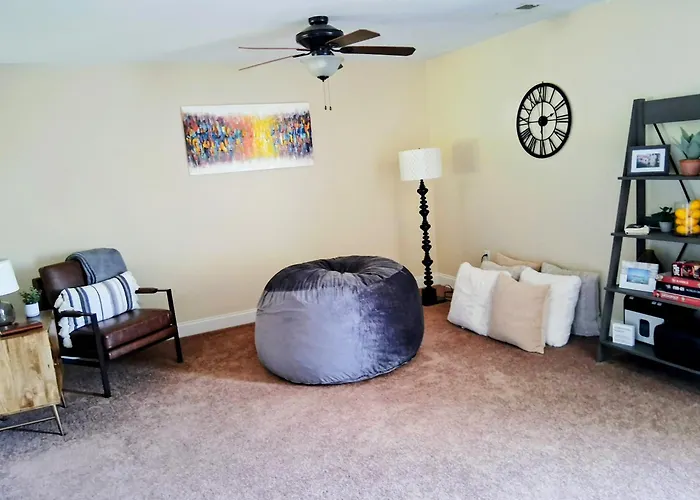 Spacious Townhouse, Central Location, Deluxe Guest Suite