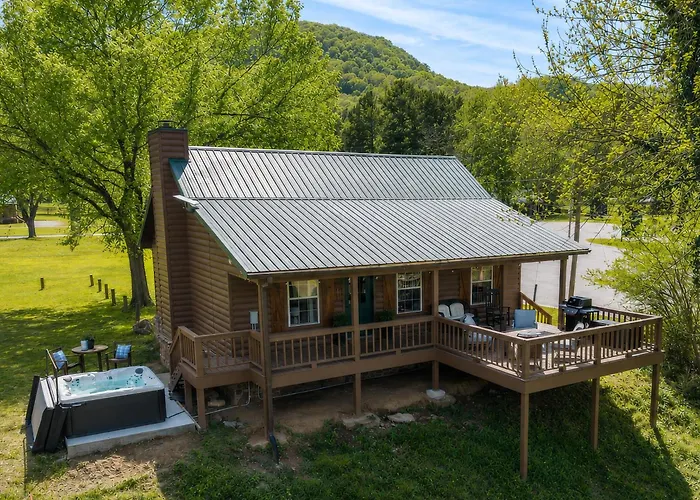 Riverfront Little Red Cabin, Hot Tub, World-Class Trout Fishing, Views & Boat Access