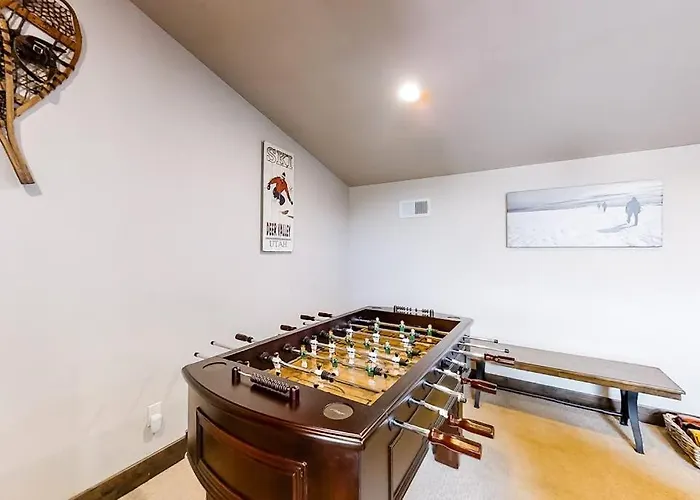 Spacious New-Build Stunner Near Park City & Deer Valley With Private Hot Tub