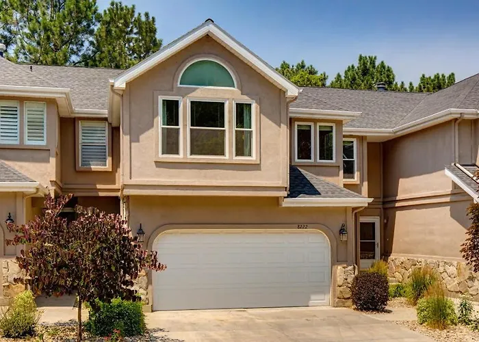 Terrific Central Location For Ski Resort Access With Private Hot Tub & Fireplace