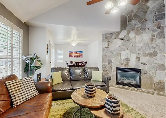 Quiet & Spacious Townhome With A Private Hot Tub & Great Views - Close To Skiing