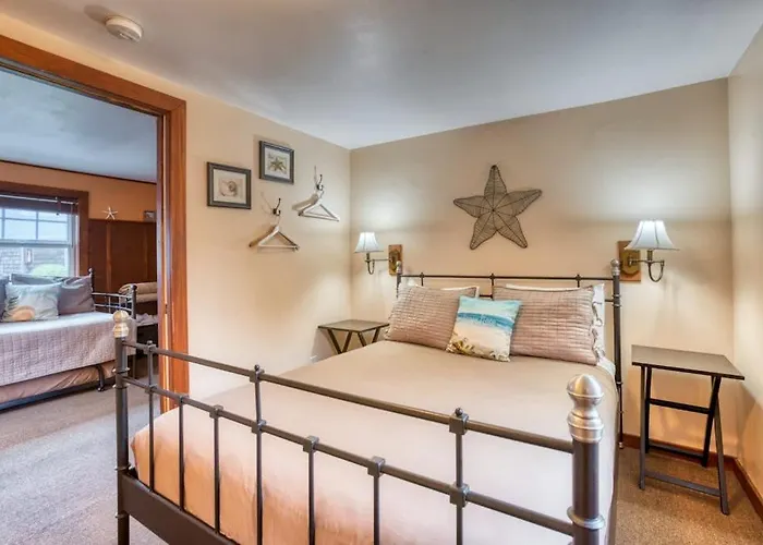 Serene Dog-Friendly Cottage - Blocks To Beach & Downtown