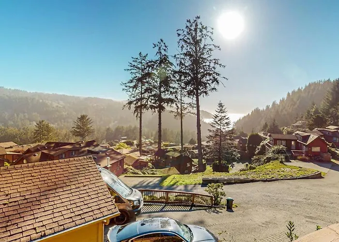 Gorgeous Dog-Friendly Coastal Escape With Patio & Amazing Views!