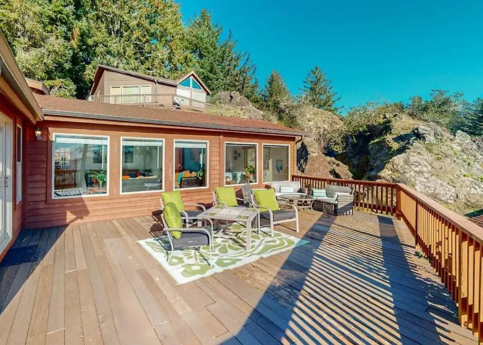 Gorgeous Dog-Friendly Coastal Escape With Patio & Amazing Views!