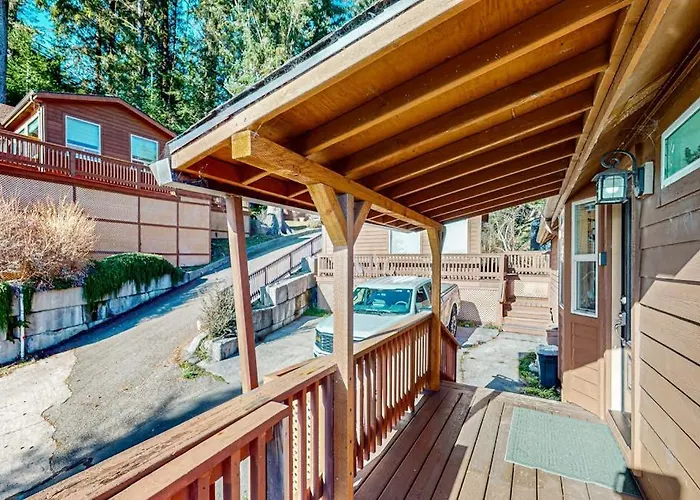 Gorgeous Dog-Friendly Coastal Escape With Patio & Amazing Views!