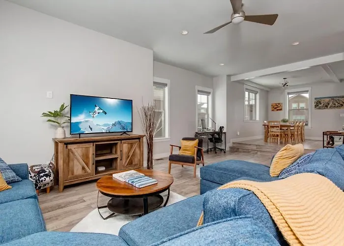 Modern Home With Mountain View Balcony & Great Location - Near Skiing