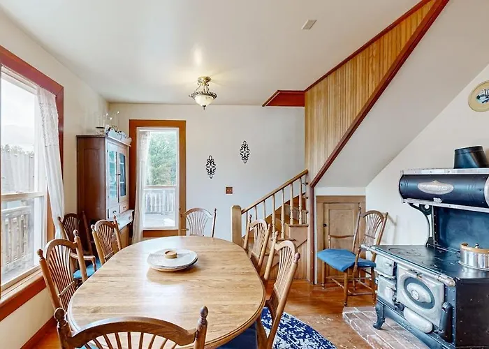 Restored Victorian Home With Free High-Speed Wifi & Washer&Dryer