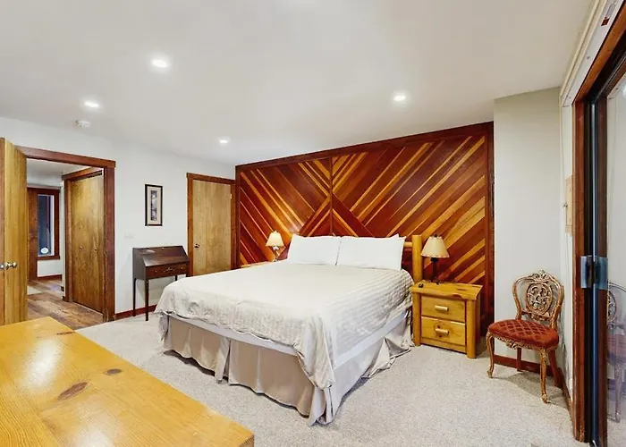 Inviting Condo With Gas Fireplace & Grill Sleeps 8