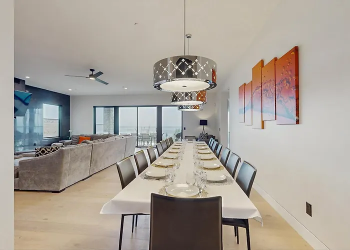 Impressive Home With Water View 2 Large Decks 2 Living Rooms & 2 Master Ensuites - 1 Dog Allowed!