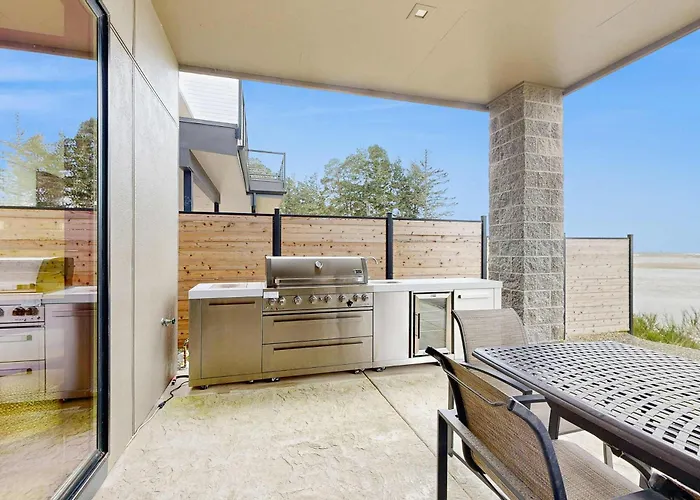 Impressive Home With Water View 2 Large Decks 2 Living Rooms & 2 Master Ensuites - 1 Dog Allowed!