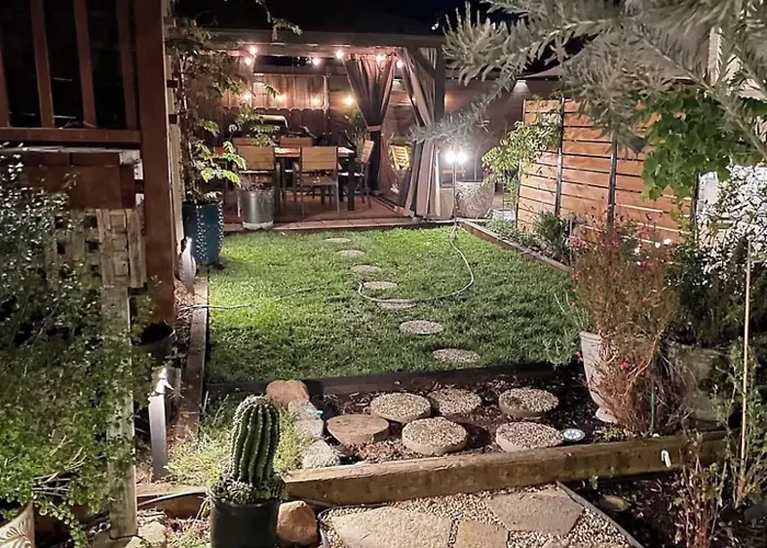 Garden Suite- Private Deck, Hot Tub & Fast Wifi