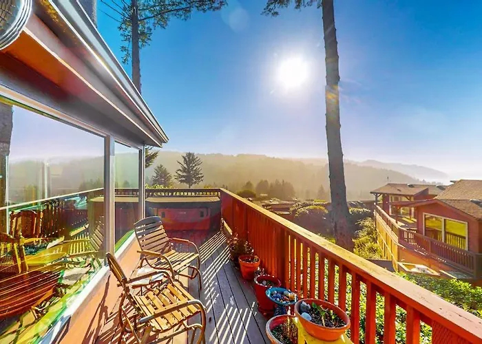 Dog-Friendly Cabin Withprivate Hot Tub Large Deck & Beautiful Ocean Mountain View
