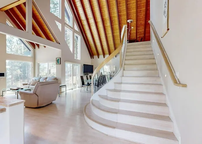 Lake View Escape With Private Scenic Deck Heated Driveway