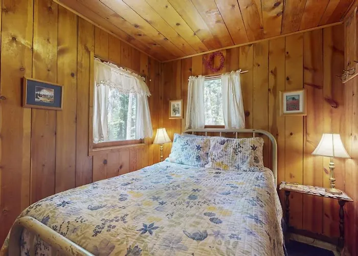 Vintage Cottage With Private Hot Tub Fireplace & Deck - Walk To The Lake Dogs Ok