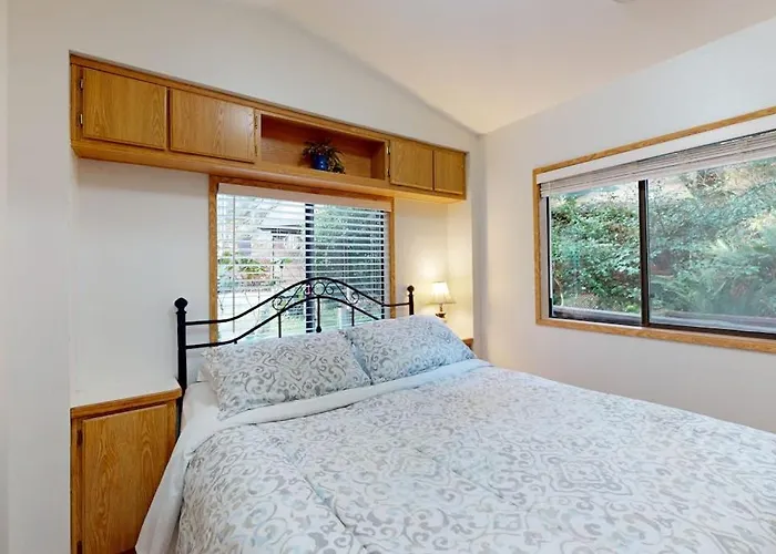 Dog-Friendly Cabin Near Beach With Private Hot Tub Grill Patio Streaming Ac