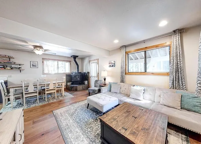 Family Friendly Cabin With A Private Hot Tub & Private Grill