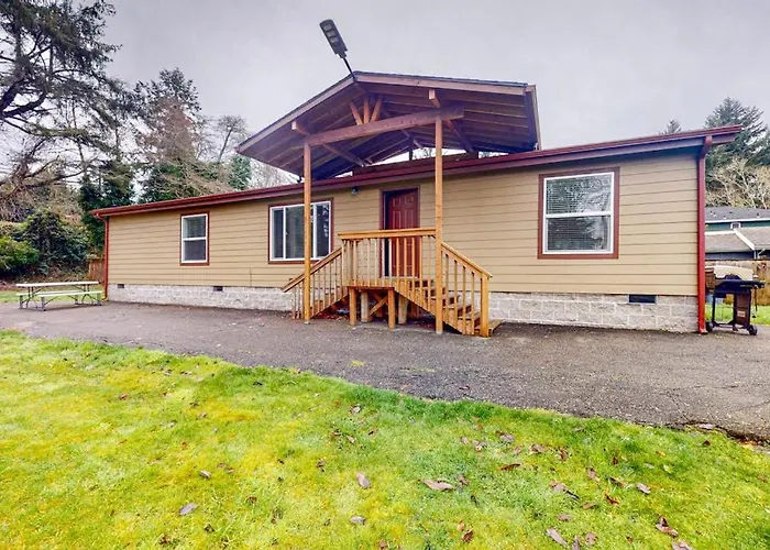 Spacious Coastal Property With Separate Living Quarters Wood Stove & Grill