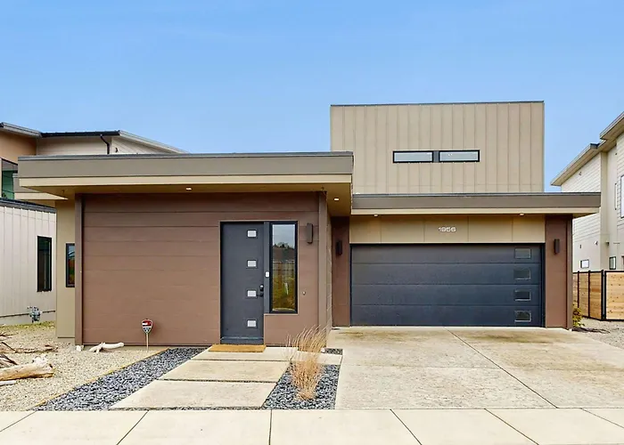Impressive Home With Water View 2 Large Decks 2 Living Rooms & 2 Master Ensuites - 1 Dog Allowed!