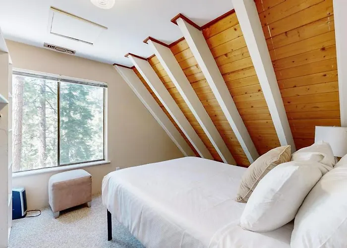 Lake View Escape With Private Scenic Deck Heated Driveway