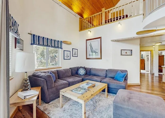 Family-Friendly Lakefront Getaway With A Gas Fireplace Furnished Deck & Views