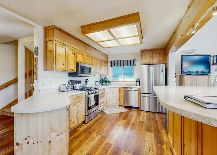 Family-Friendly Lakefront Getaway With A Gas Fireplace Furnished Deck & Views