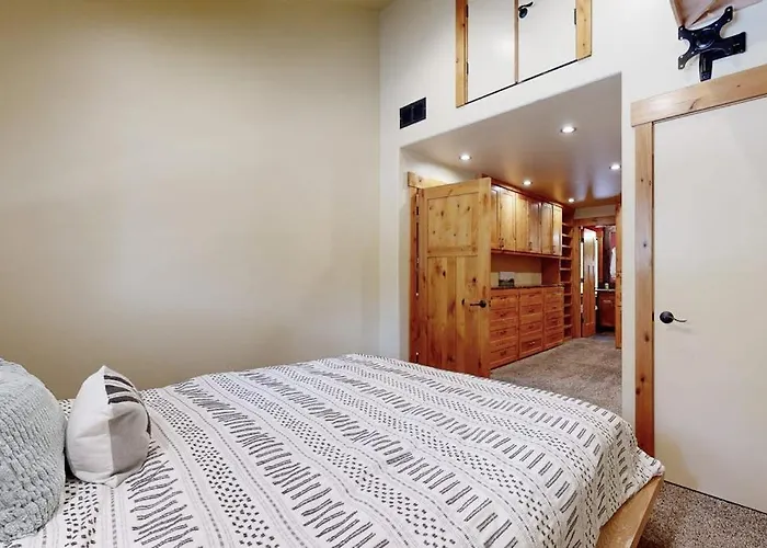 Westshore Oasis - Private Hot Tub & Fenced Yard - Walk To Beach