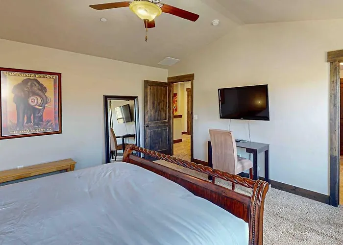 Spacious Townhome With Pool Private Hot Tub & Clubhouse - Dog Friendly