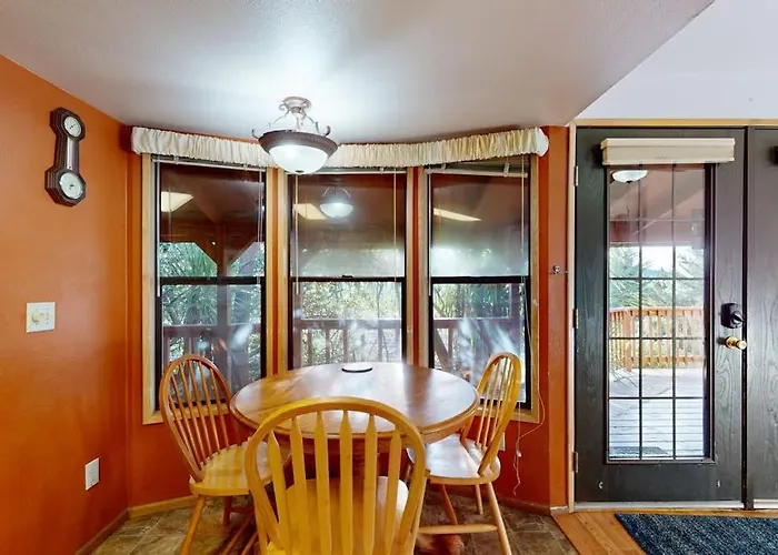 Peaceful Dog-Friendly Cabin On The Coast With Great Deck Views