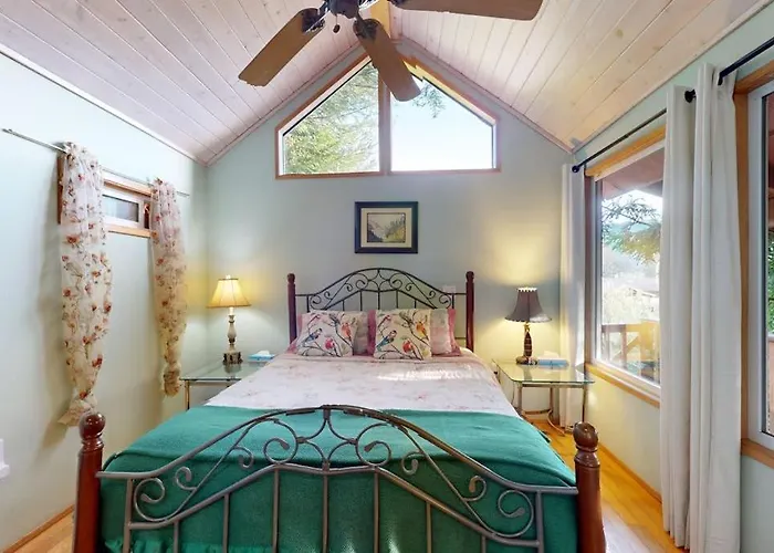 Peaceful Dog-Friendly Cabin On The Coast With Great Deck Views