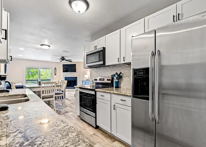 Dog-Friendly Townhome With Private Deck Charming Interior Washer&Dryer & Ac