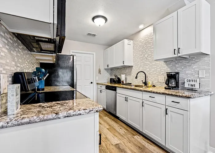 Dog-Friendly Townhome With Private Deck Charming Interior Washer&Dryer & Ac