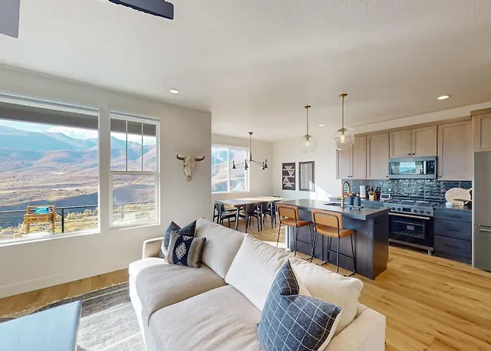 New Home With Panoramic Views Office Loft & Private Hot Tub