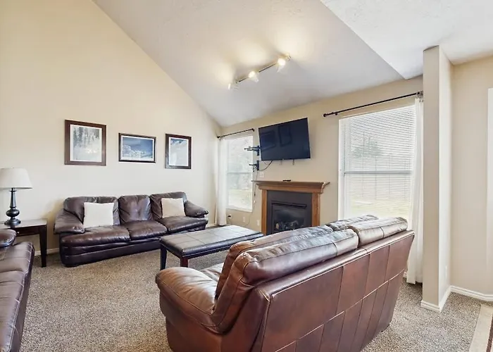 Roomy Townhouse With Full Kitchen Private Hot Tub & Patio - Near Skiing