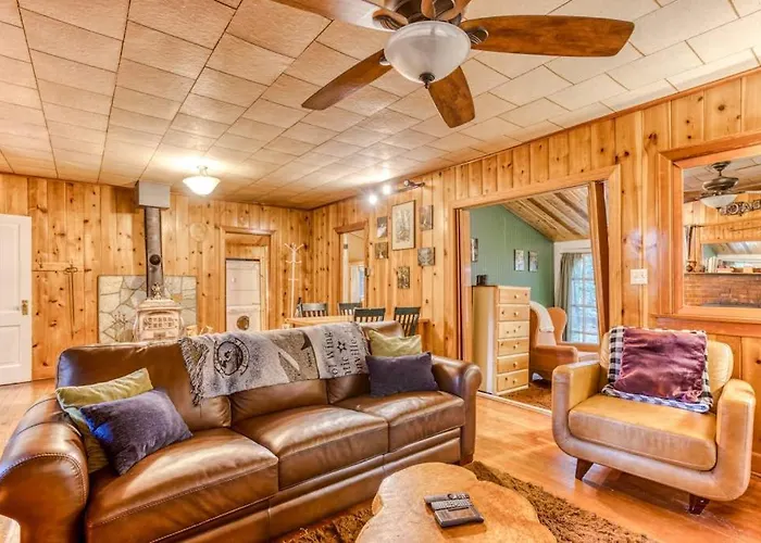 Creek-Side Cabin With Private Hot Tub & Fireplace - Near Hiking Trails & Slopes
