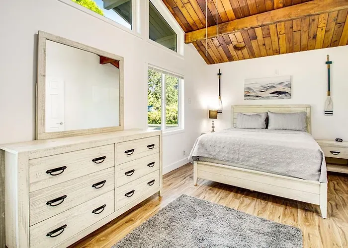 Single-Level Home With Firepit & Gas Fireplace - Walk To The Beach 3 Dogs Ok