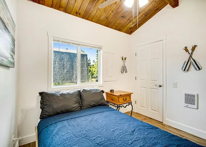 Single-Level Home With Firepit & Gas Fireplace - Walk To The Beach 3 Dogs Ok