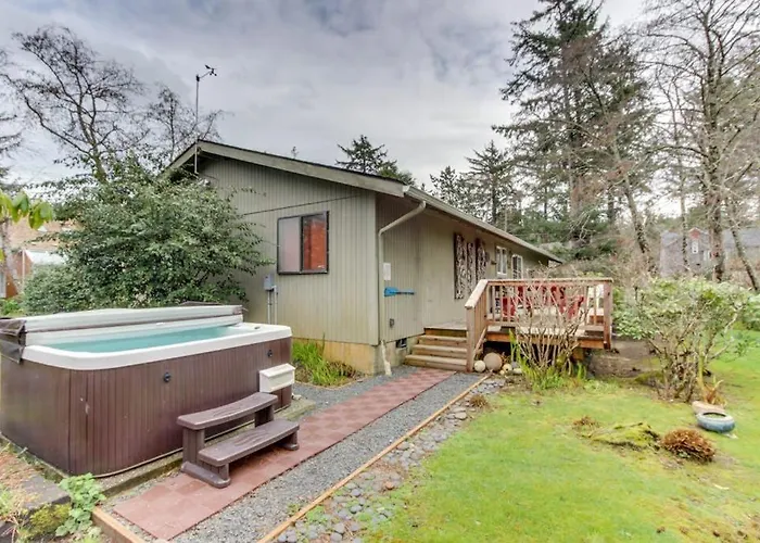Dog-Friendly Cottage With Private Hot Tub Deck Berry Bushes & Beach Access