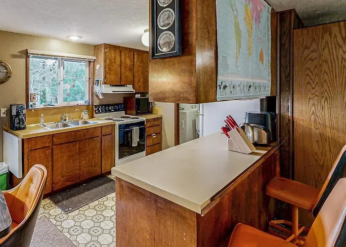 Dog-Friendly Cottage With Private Hot Tub Deck Berry Bushes & Beach Access